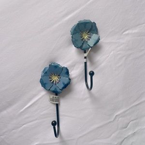 🌸3 for $30🌸 2 blue flower hooks